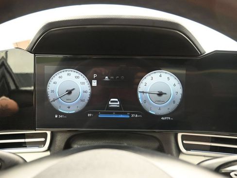 Used 2025 Hyundai Elantra Limited FWD image 15