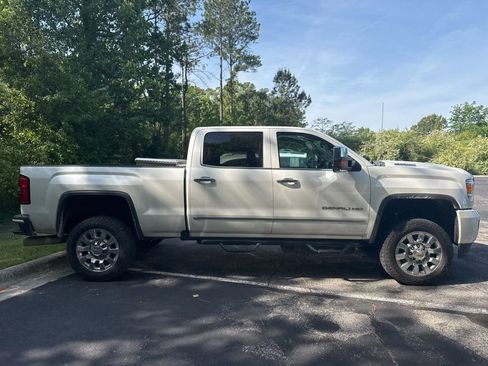 Used 2019 GMC Sierra 2500 Denali w/ Duramax Plus Package AWD/4WD image 4