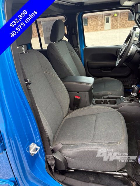 Used 2024 Jeep Wrangler Unlimited Sahara w/ Technology Group AWD/4WD image 35