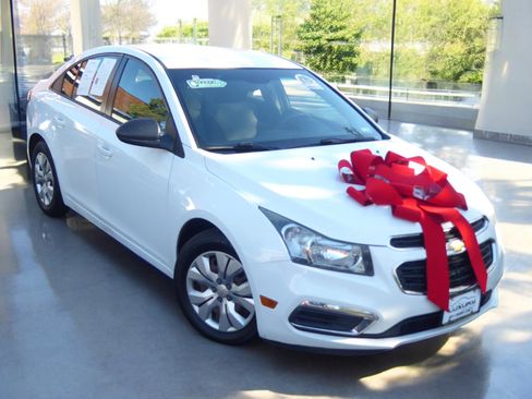 Used 2016 Chevrolet Cruze LS image 2