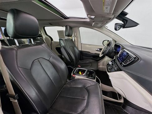 Used 2018 Chrysler Pacifica Limited image 31