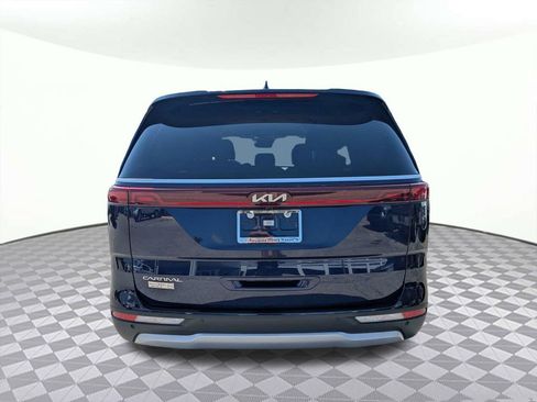 Used 2024 Kia Carnival LX FWD image 4
