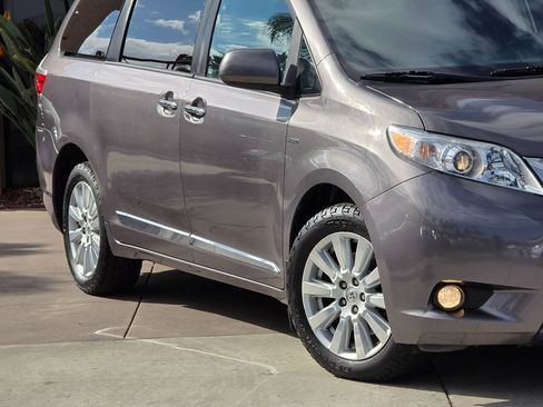 Used 2017 Toyota Sienna XLE image 4