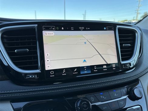 Used 2024 Chrysler Pacifica Limited image 18