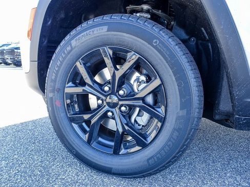 New 2025 Jeep Grand Cherokee Altitude image 12