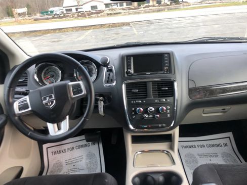 Used 2014 Dodge Grand Caravan SXT w/ UConnect Hands-Free Group FWD image 17