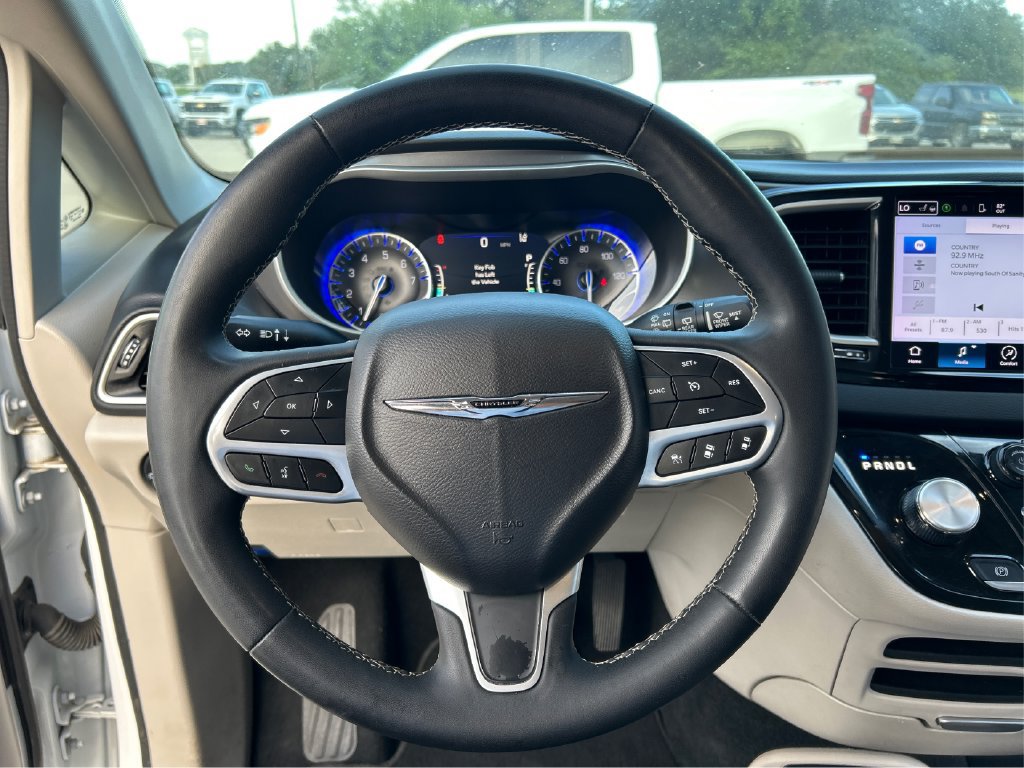 Used 2024 Chrysler Pacifica Touring-L FWD image 16