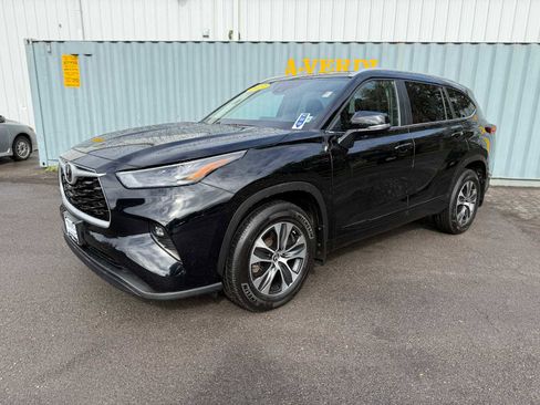 Used 2023 Toyota Highlander XLE image 1