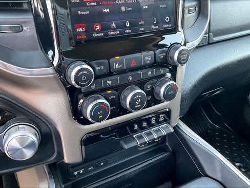 Used 2019 RAM 1500 Laramie AWD/4WD image 32