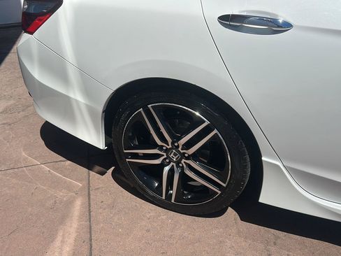 Used 2017 Honda Accord Touring image 24