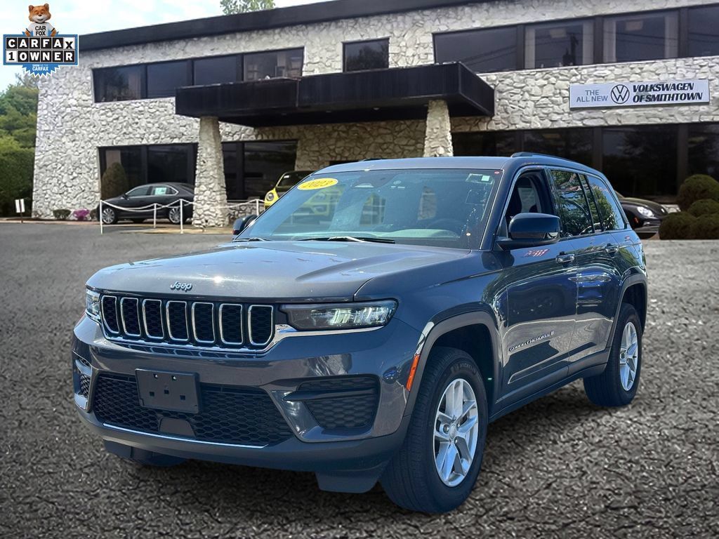 Used 2023 Jeep Grand Cherokee Laredo X w/ Luxury Tech Group I AWD/4WD image 2