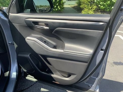 Used 2022 Toyota Highlander XLE FWD image 13