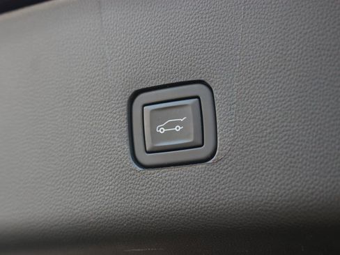 Used 2023 Chevrolet Traverse LT image 12