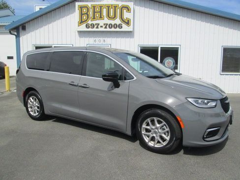 Used 2025 Chrysler Pacifica Select FWD image 1