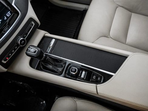 Used 2020 Volvo XC90 T5 Momentum image 25