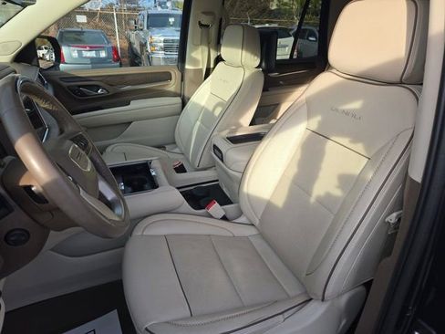 Used 2023 GMC Yukon Denali w/ Advanced Technology Package image 14