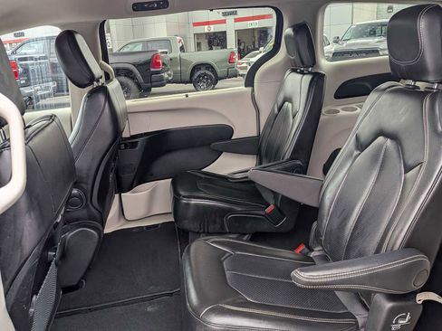 Used 2023 Chrysler Pacifica Touring-L FWD image 11