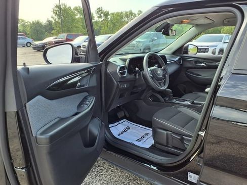 Used 2025 Chevrolet TrailBlazer LT AWD/4WD image 17