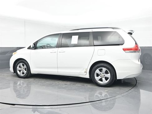Used 2012 Toyota Sienna LE image 7