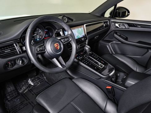 Certified 2026 Porsche Macan AWD/4WD image 4