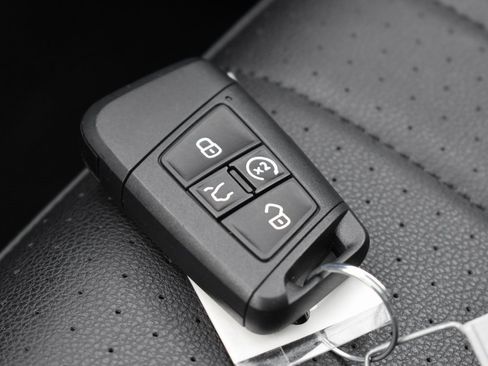 Used 2023 Volkswagen Tiguan SE R-Line image 14