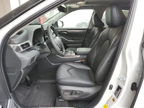 New 2026 Toyota Highlander Platinum image 16