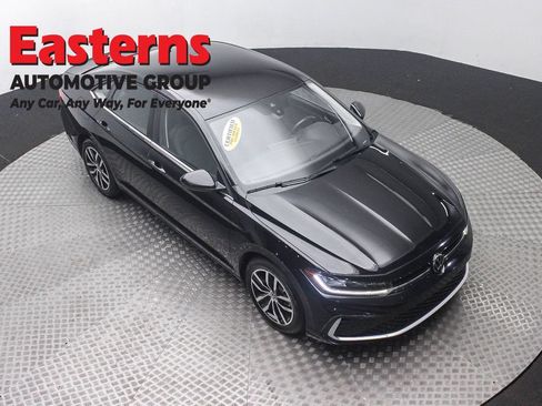 Used 2025 Volkswagen Jetta SE FWD image 3