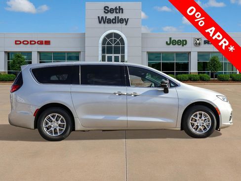 New 2026 Chrysler Pacifica Select image 8