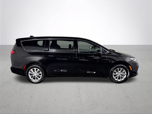 Certified 2025 Chrysler Pacifica Select AWD/4WD image 6