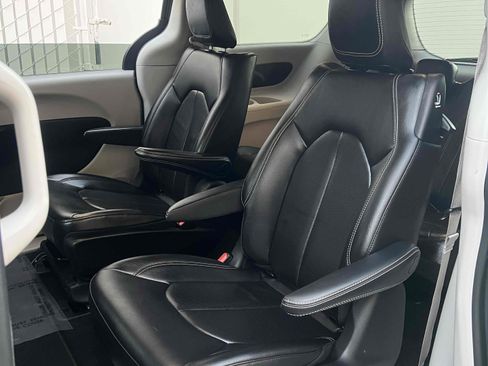 Used 2022 Chrysler Pacifica Touring-L image 38