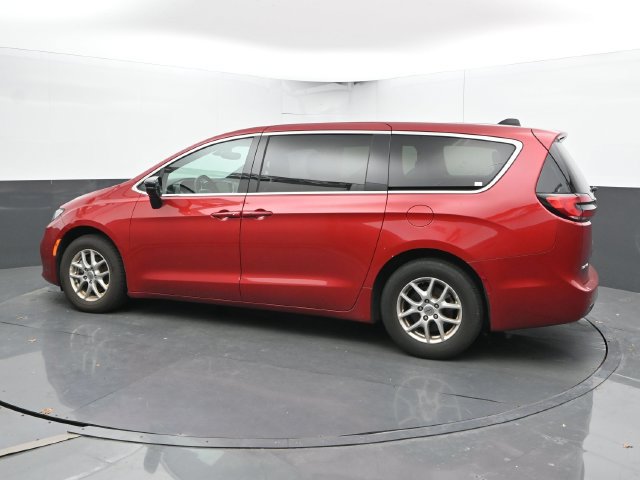 Used 2025 Chrysler Pacifica Select FWD image 9