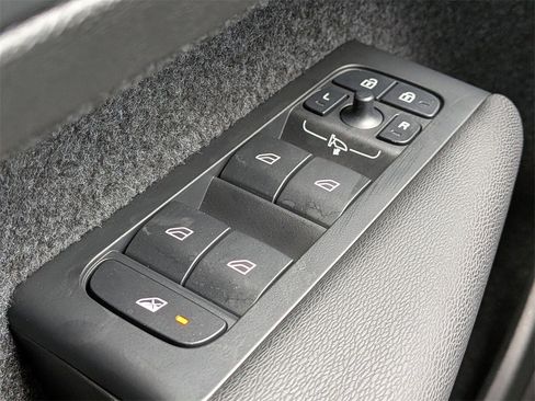 Certified 2025 Volvo XC40 B5 Plus image 26