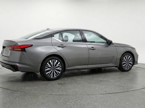 Used 2025 Nissan Altima 2.5 SV image 9