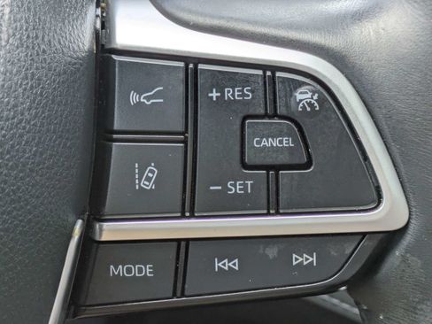 Used 2022 Toyota Highlander LE FWD image 31