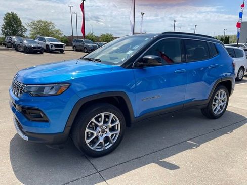 Used 2025 Jeep Compass Limited AWD/4WD image 2
