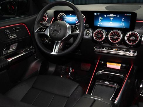 Used 2026 Mercedes-Benz GLB 250 4MATIC image 18