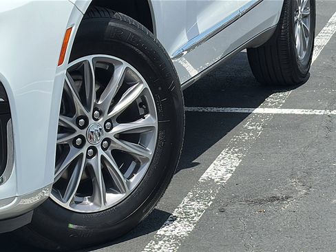 Certified 2024 Buick Enclave Premium image 3