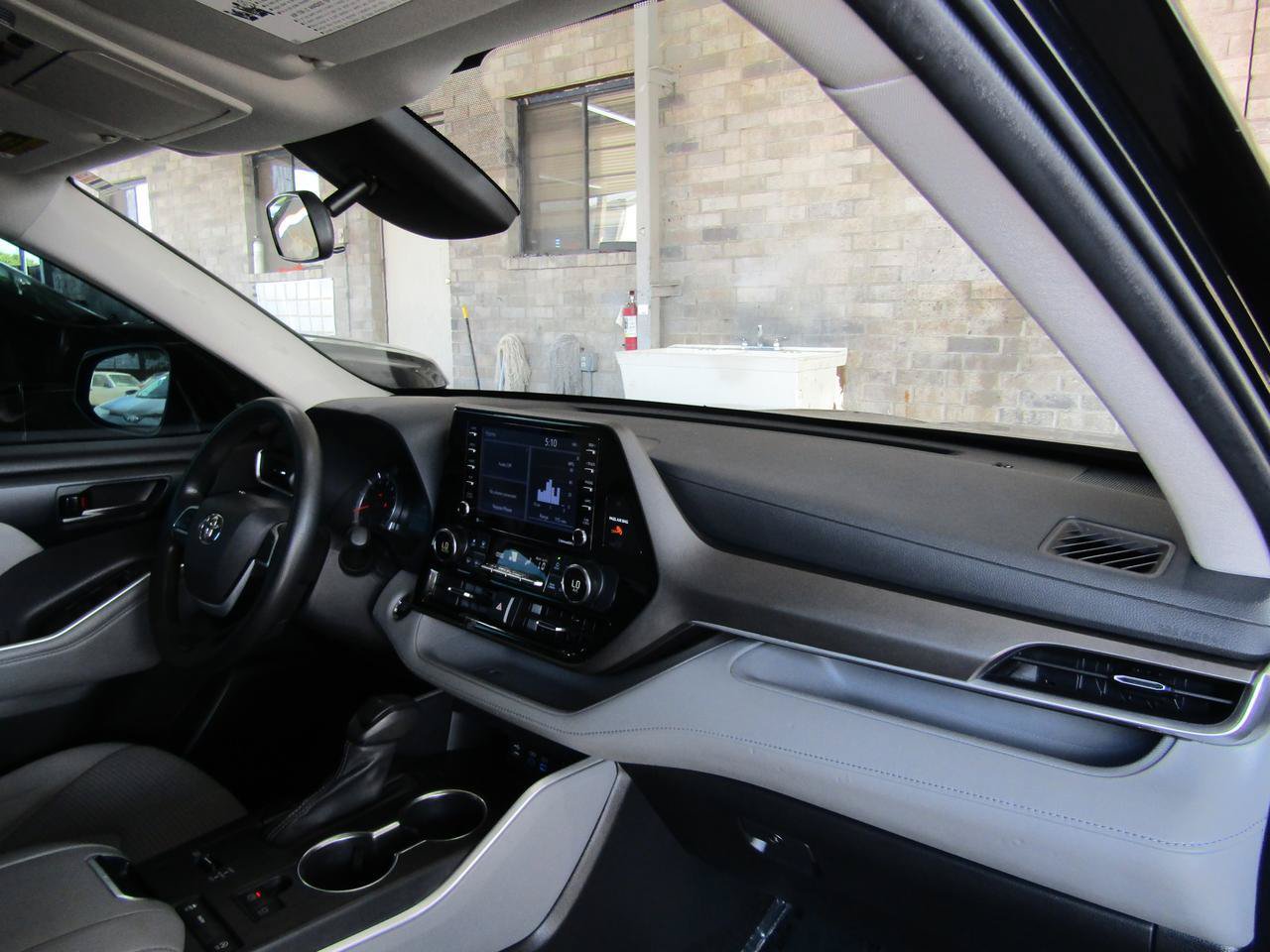 Used 2022 Toyota Highlander L FWD image 10