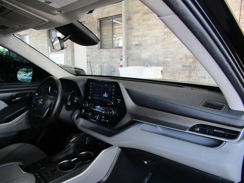 Used 2022 Toyota Highlander L FWD image 10