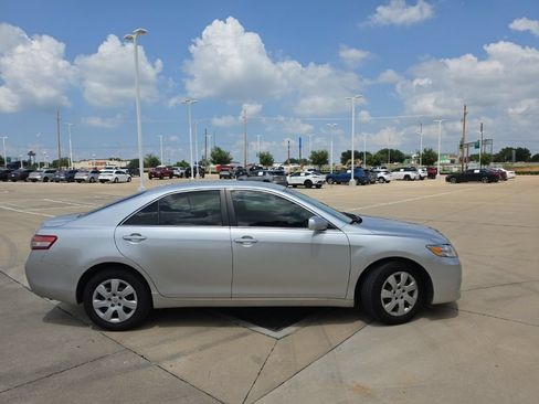Used 2010 Toyota Camry LE FWD image 2