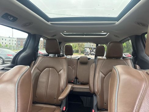 Used 2018 Chrysler Pacifica Limited w/ Advanced Safetytec Group FWD image 12