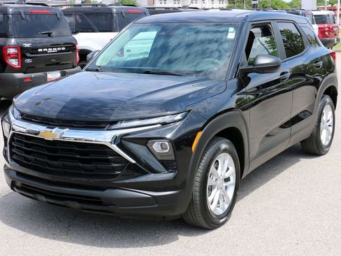 Used 2025 Chevrolet TrailBlazer LS w/ LS Convenience Package FWD image 2