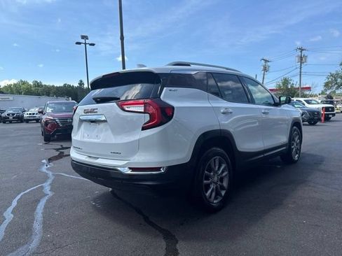 Used 2024 GMC Terrain SLT AWD/4WD image 2