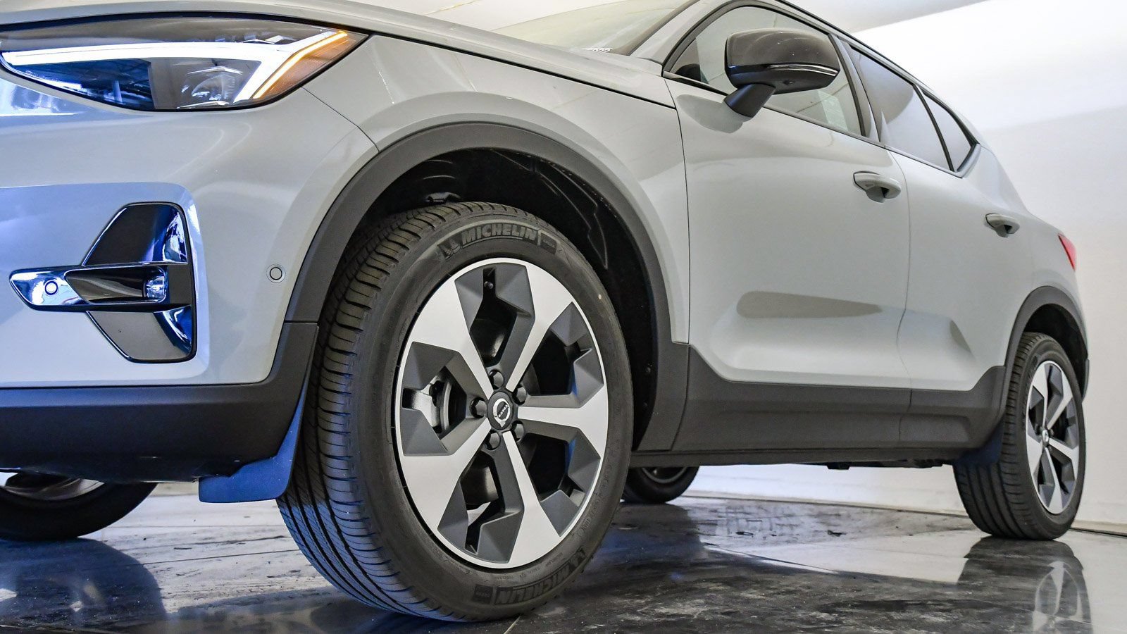 Certified 2026 Volvo XC40 B4 Plus w/ Climate Package FWD image 10