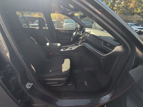 Certified 2025 Jeep Grand Cherokee Laredo X w/ Luxury Tech Group I AWD/4WD image 17