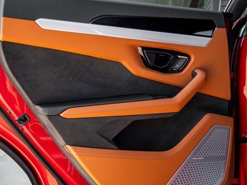 Used 2026 Lamborghini Urus SE image 32