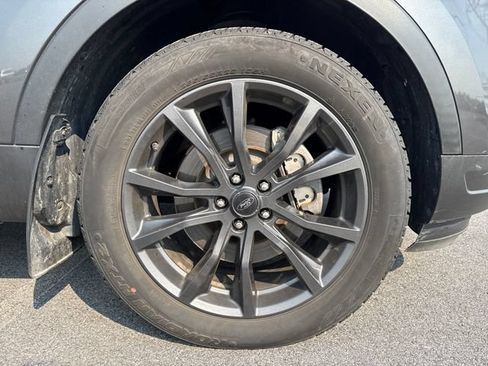 Used 2019 Ford Explorer XLT w/ Equipment Group 202A AWD/4WD image 11