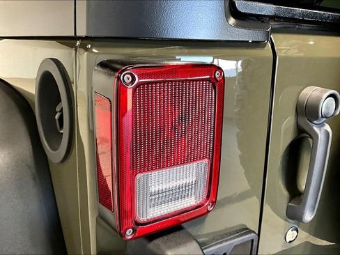 Used 2016 Jeep Wrangler Unlimited Rubicon w/ Connectivity Group image 38