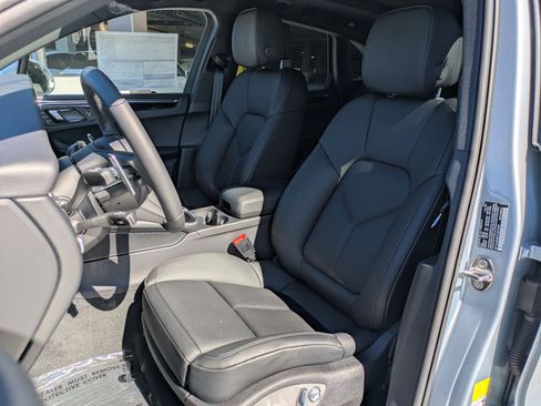Certified 2026 Porsche Macan AWD/4WD image 5