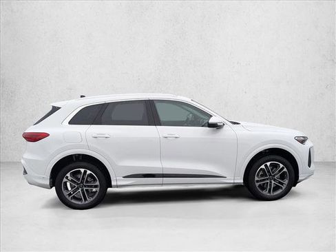 Used 2025 Audi Q5 Premium w/ Convenience Package image 4